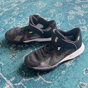 Nike Kids Kyrie Flytrap Basketball Sneakers